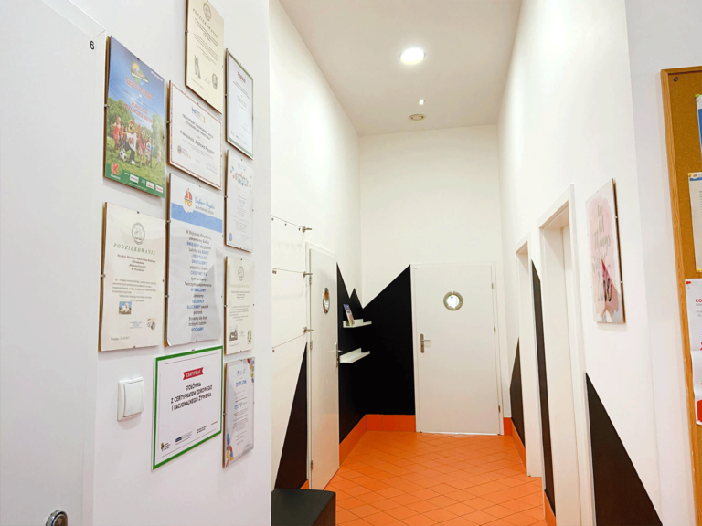 Widok korytarza w przedszkolu - miejsce, gdzie edukacja spotyka się z kolorową przyjemnością.