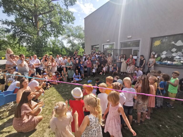 Wizerunek chwili wręczania dyplomów dla wszystkich dzieci.