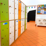 Widok kolorowych szafek na korytarzu - miejsce przechowywania dziecięcych skarbów.