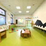 Widok wnętrza sali klubu dziecięcego - przestrzeń pełna radości i kreatywności.