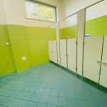 Wizerunek wnętrza małych toalet w przedszkolu.