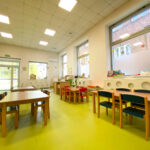 Wizerunek kolorowych stolików do pracy i zabawy w przedszkolu.
