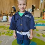 Chłopiec w stroju policjanta