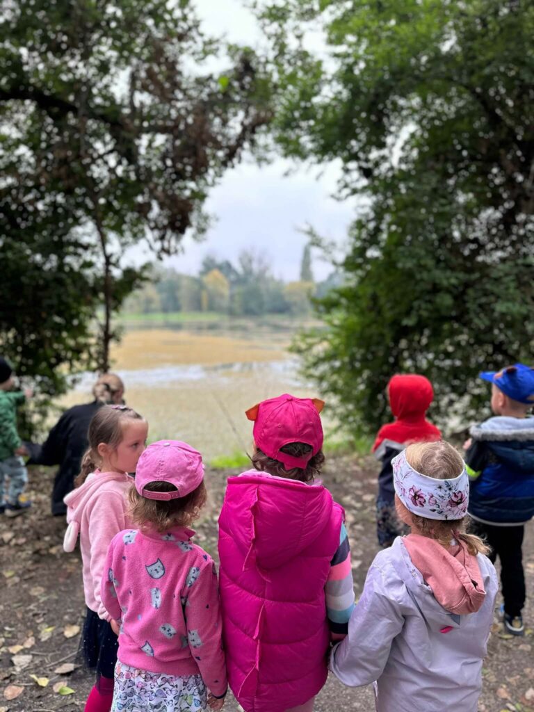 Dzieci patrzące na rzekę Oławkę podczas uroczej jesiennej wędrówki.