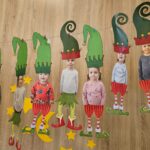 Urocza praca plastyczna przedstawiająca dzieci w roli elfów.