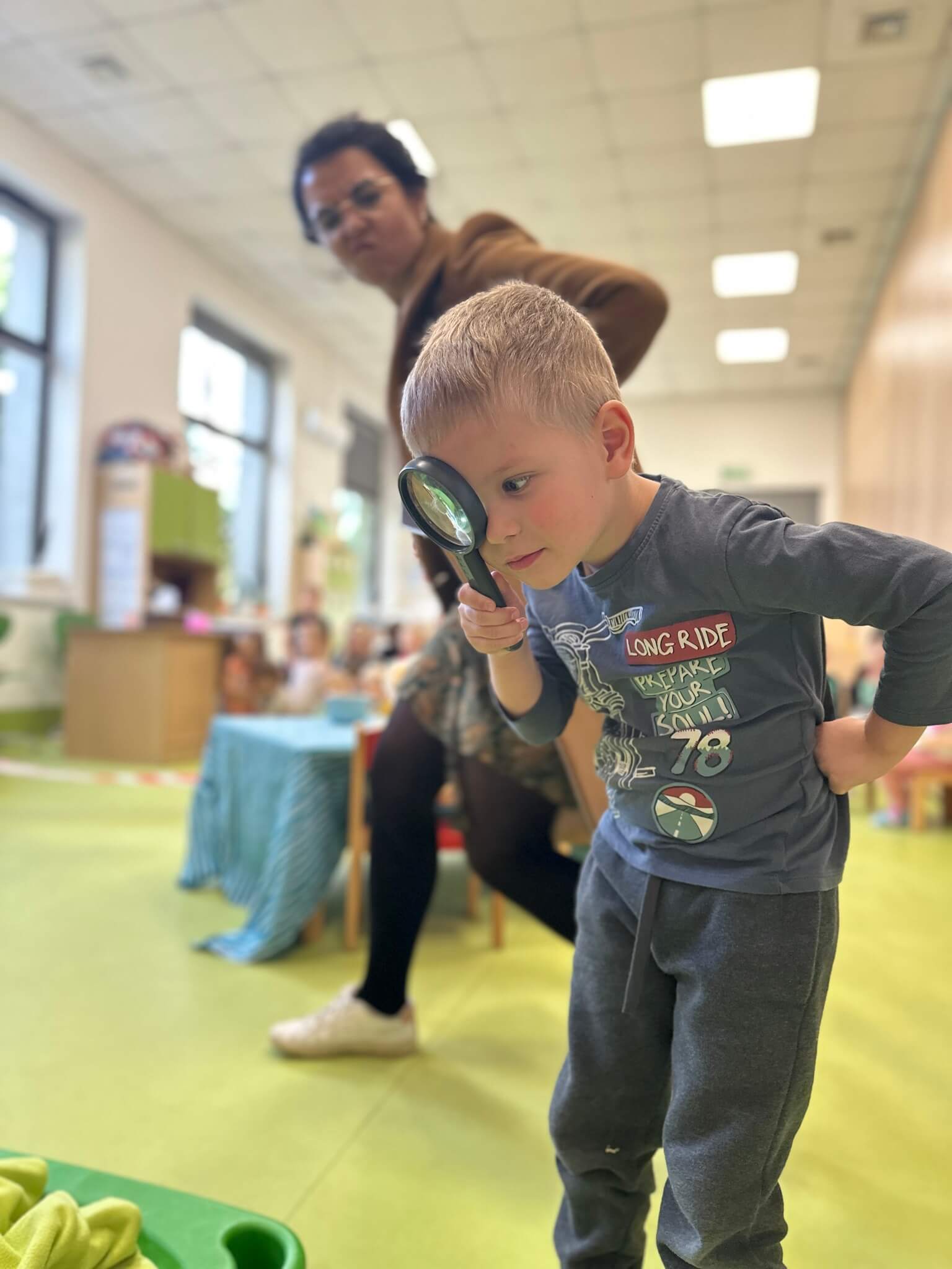 Młody przedszkolak bierze udział w misiowym śledztwie, obserwując zagadki przez lupę.