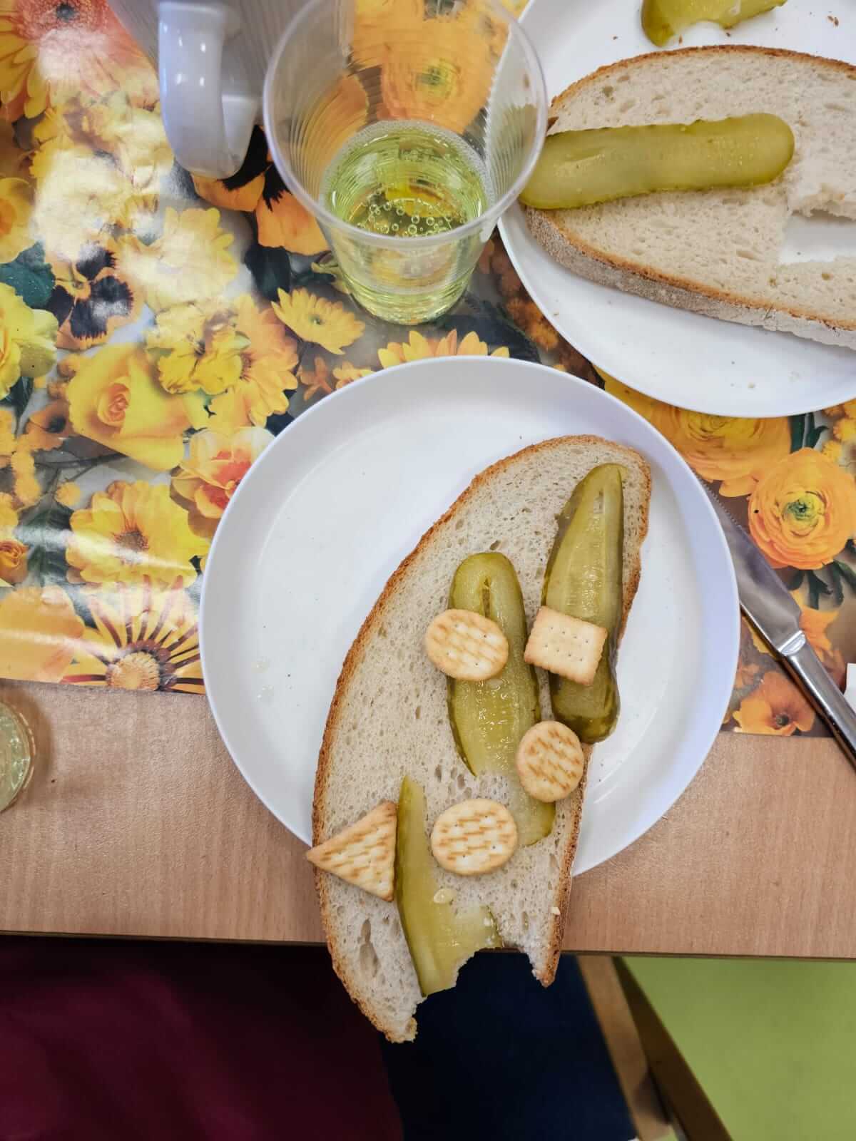 Zbliżenie na kromkę chleba z wegańskim smalcem i ogórkiem