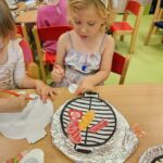 Dziewczynka przygotowuje pracę plastyczną - grill