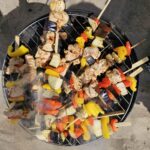 Grill z szaszłykami - dzieci na majówce w przedszkolu