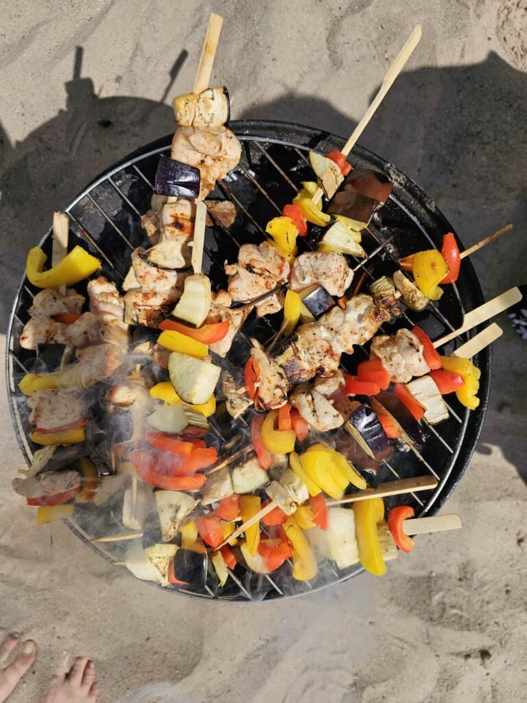 Grill z szaszłykami - dzieci na majówce w przedszkolu