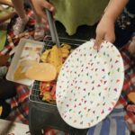 Przedszkolaki bawią się zabawkowym grillem