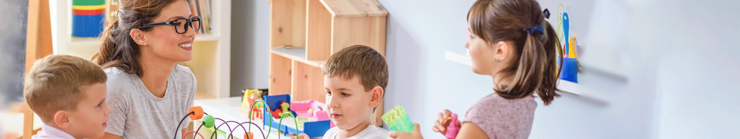 Dzieci w trakcie adaptacji z opiekunką w przedszkolu Bajkowa Przystań